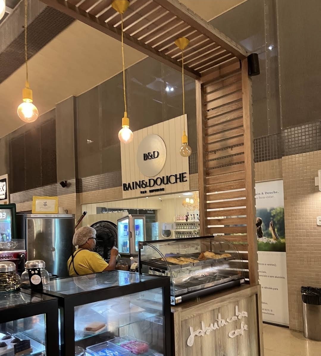 Balcão do Jabuticaba Café com vitrine de salgados