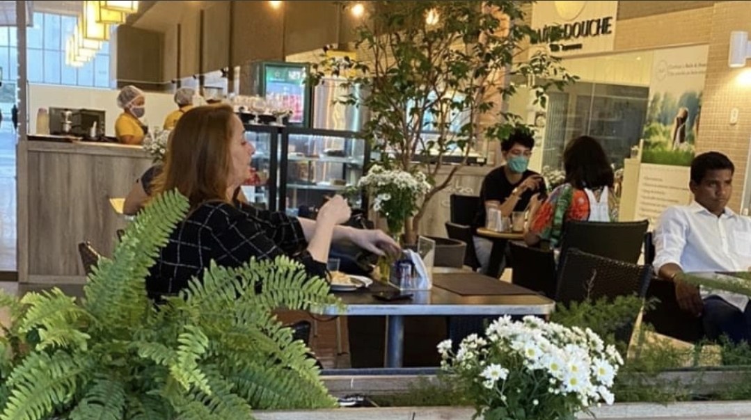 Clientes aproveitando o ambiente do Jabuticaba Café